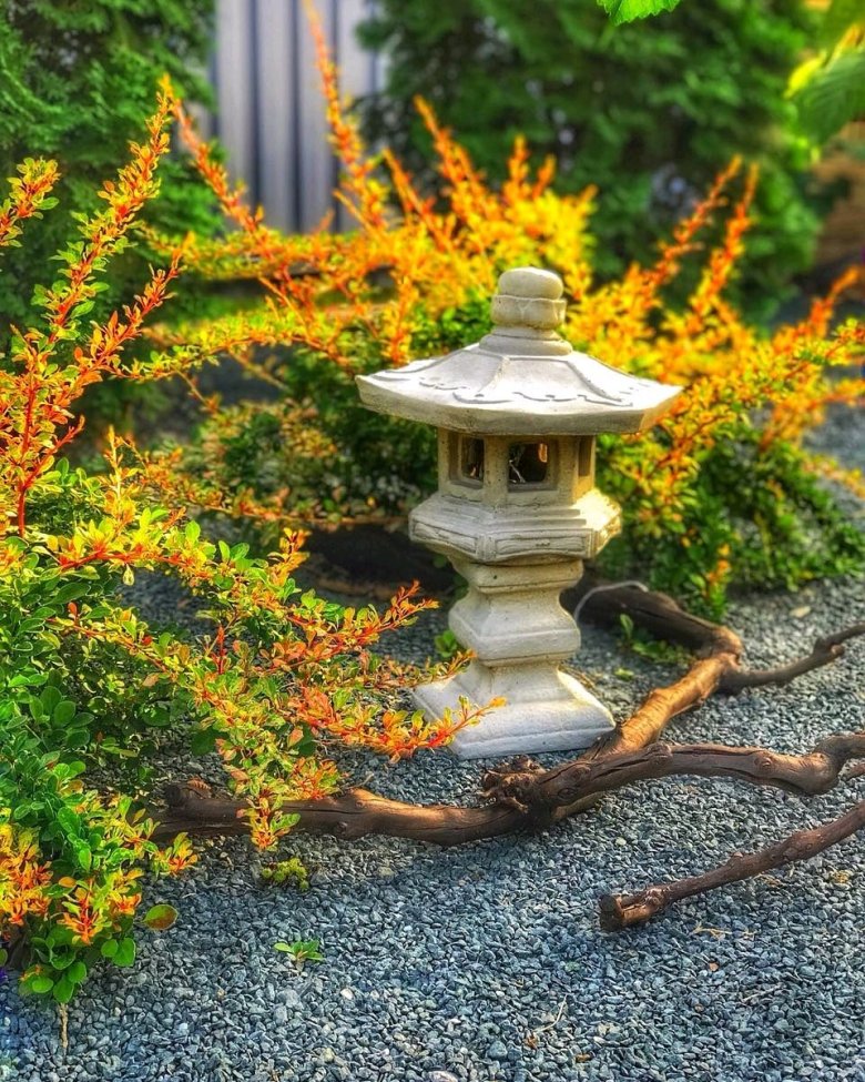 Японский садовый фонарь. Японский фонарь Юкими Торо. Японский фонарь цикубаи. Фонарь цукубаи. Obi японский фонарь.