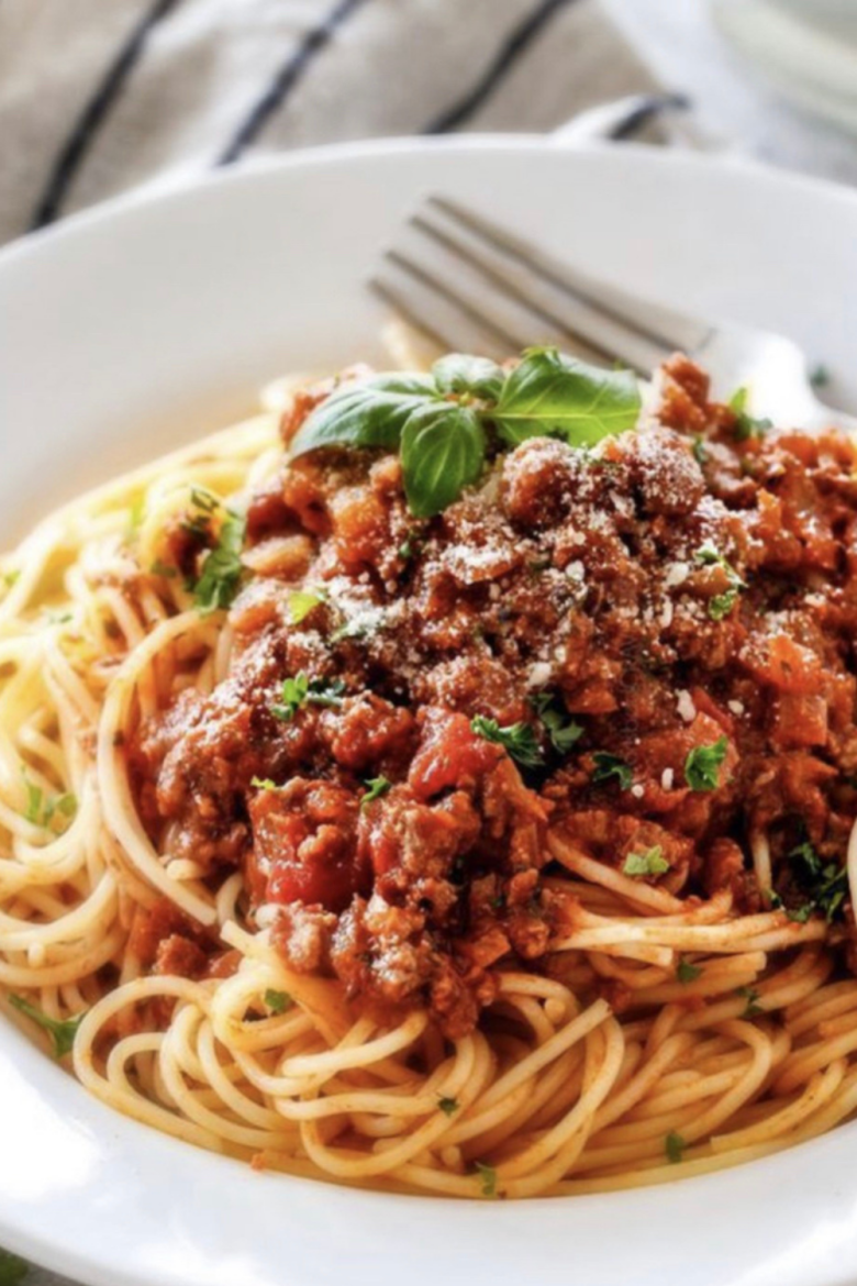Спагетти с фаршем в соусе болоньезе. Паста болоньезе. Мафальдине болоньезе. Болоньезе спагетти болоньезе. Болоньезе с птитимом.
