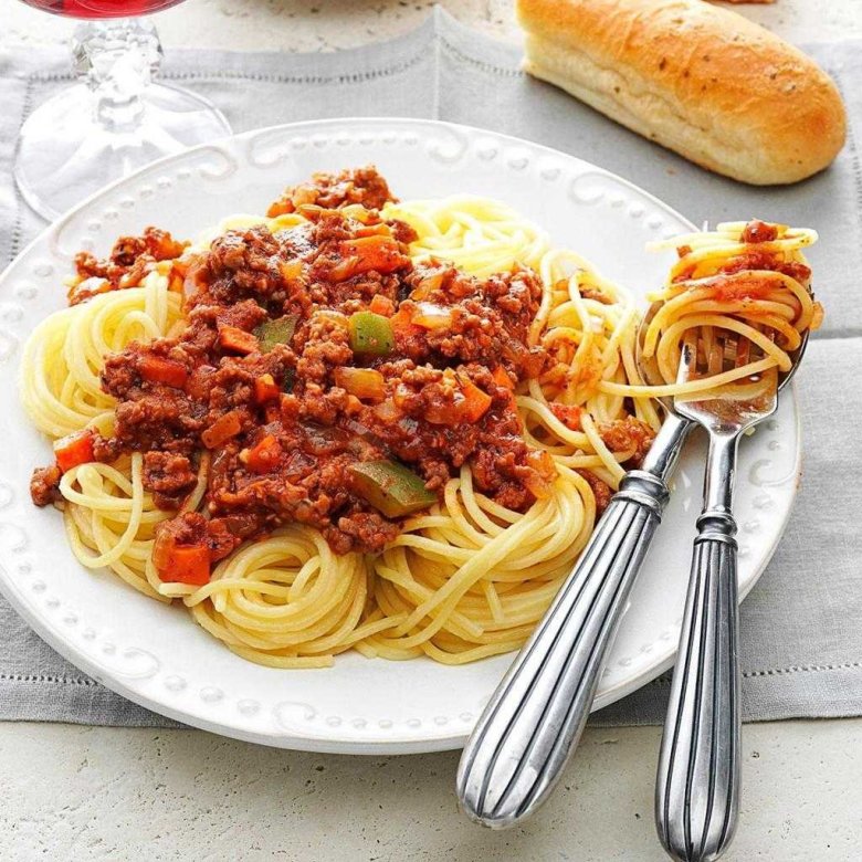 Спагетти с фаршем в соусе болоньезе. Мафальдине болоньезе. Макароны болоньезе с фаршем и томатной. Болоньезе с фаршем и томатной пастой. Спагетти с соусом Болонез.